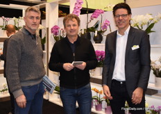 Gentlemen of OptiFlor (right) in conversation with Herr Dorenkamp of Gartencenter Augusburg.